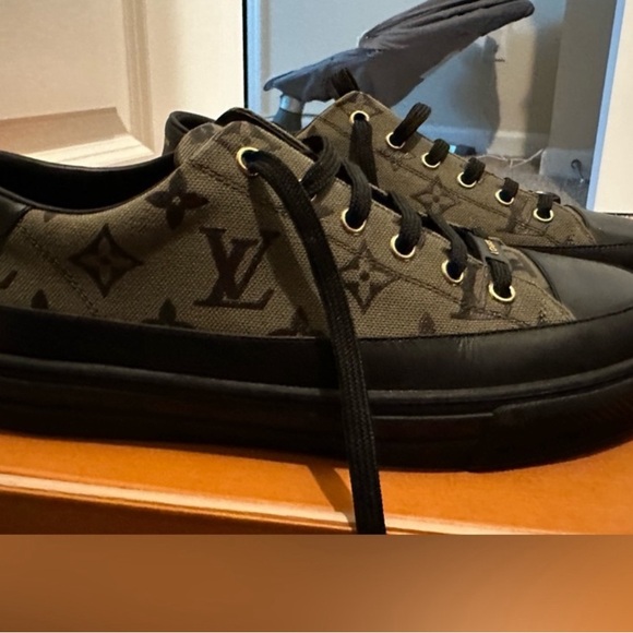 Rare like new LV green monogram authentic sneakers, size 9. - Picture 2 of 5